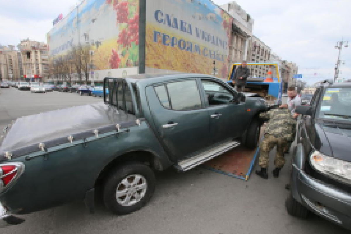В сети появилось видео с места аварии с участием сына Порошенко и бойцов "Азова" В сети появилось видео с места аварии с участием сына Порошенко и бойцов "Азова"