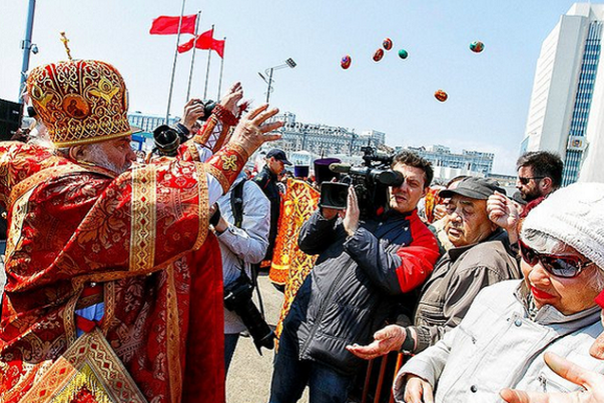 Во Владивостоке на Пасху поп кидал в прихожан яйца Во Владивостоке на Пасху поп кидал в прихожан яйца