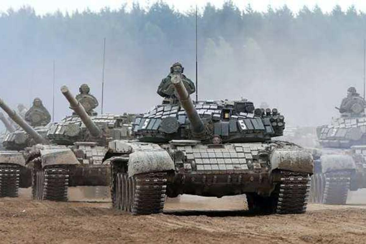 Россия перебросила 20 танков и 30 «КамАЗов» на Донбасс Россия перебросила 20 танков и 30 «КамАЗов» на Донбасс