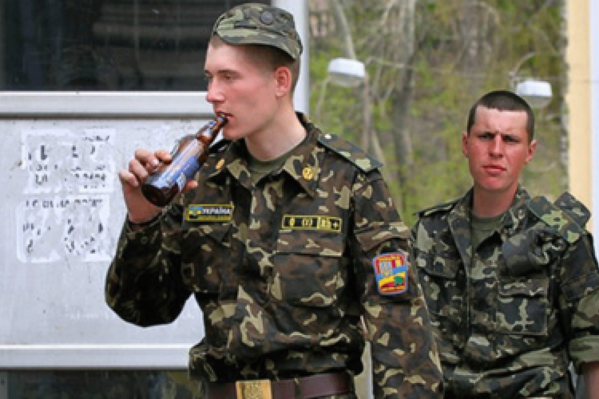 В Мариуполе в ТЦ «Обжора» продают алкоголь людям в военной форме В Мариуполе в ТЦ «Обжора» продают алкоголь людям в военной форме