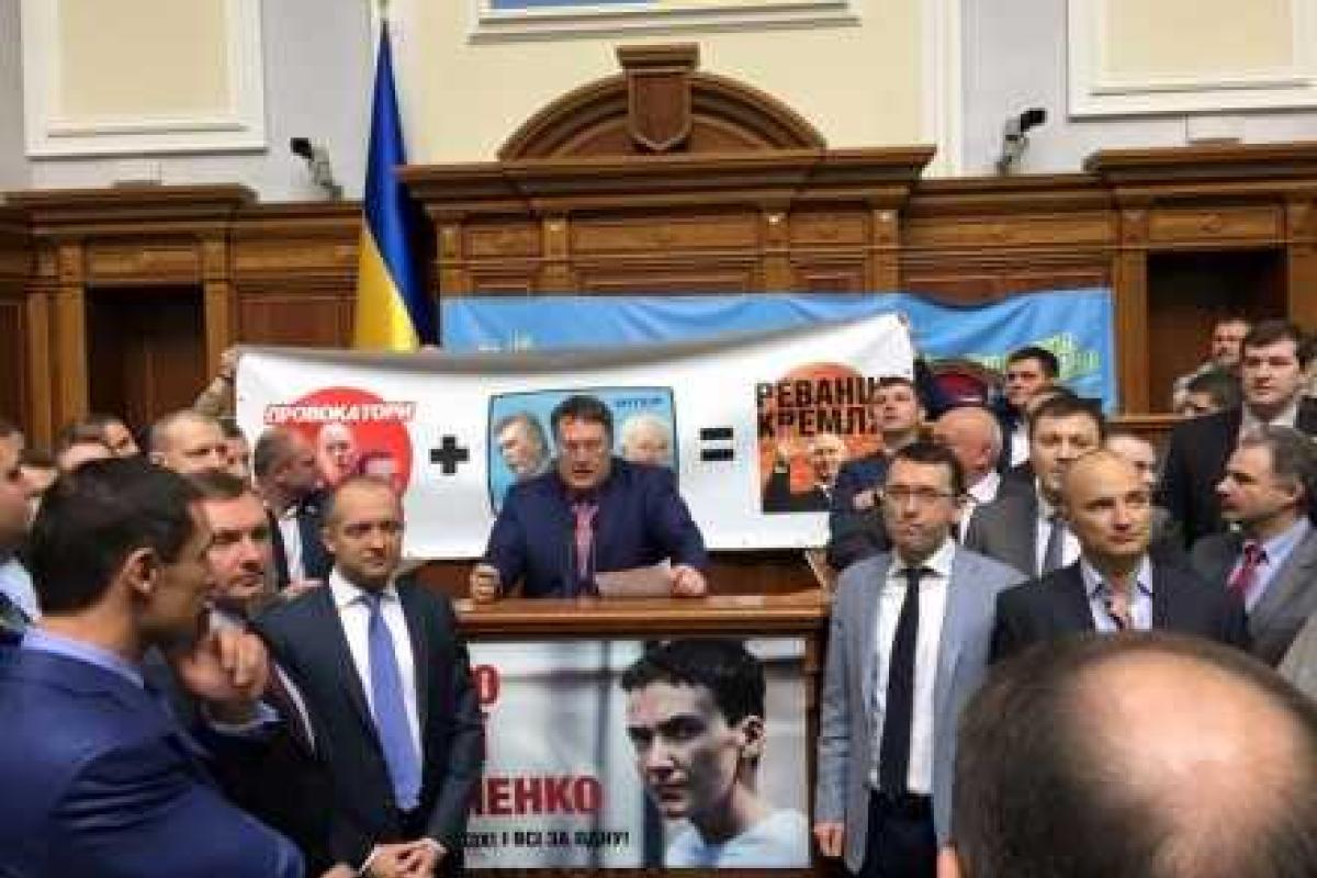 Около 30 депутатов заблокировали трибуну Верховной Рады Около 30 депутатов заблокировали трибуну Верховной Рады