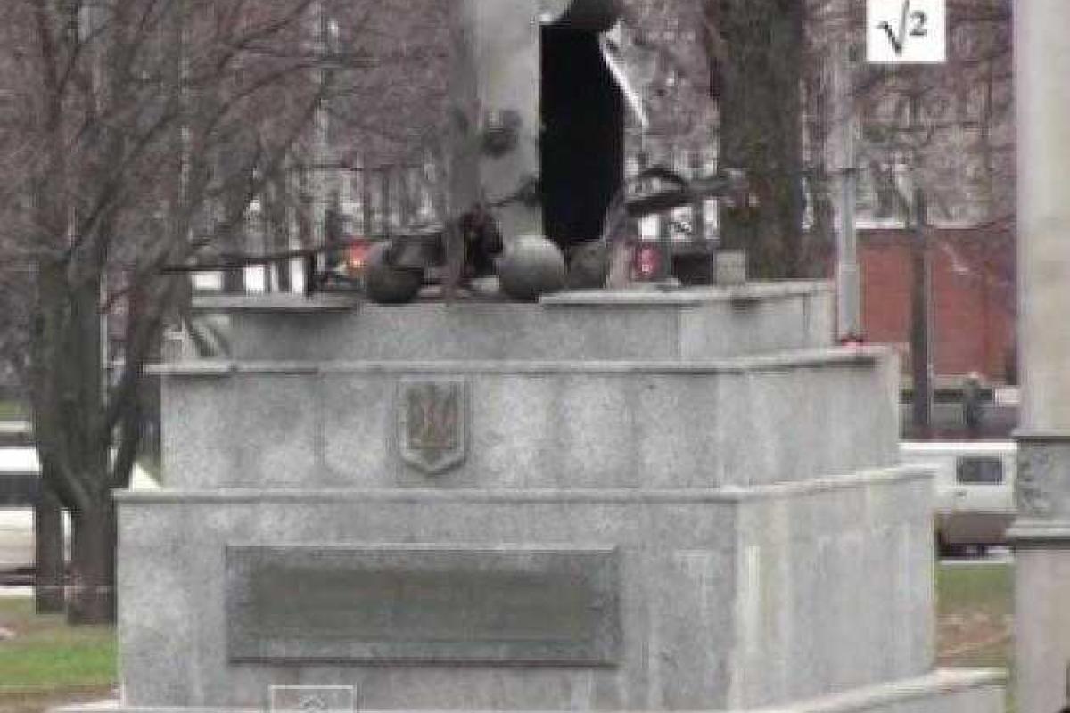 В Харькове демонтировали взорванную стелу