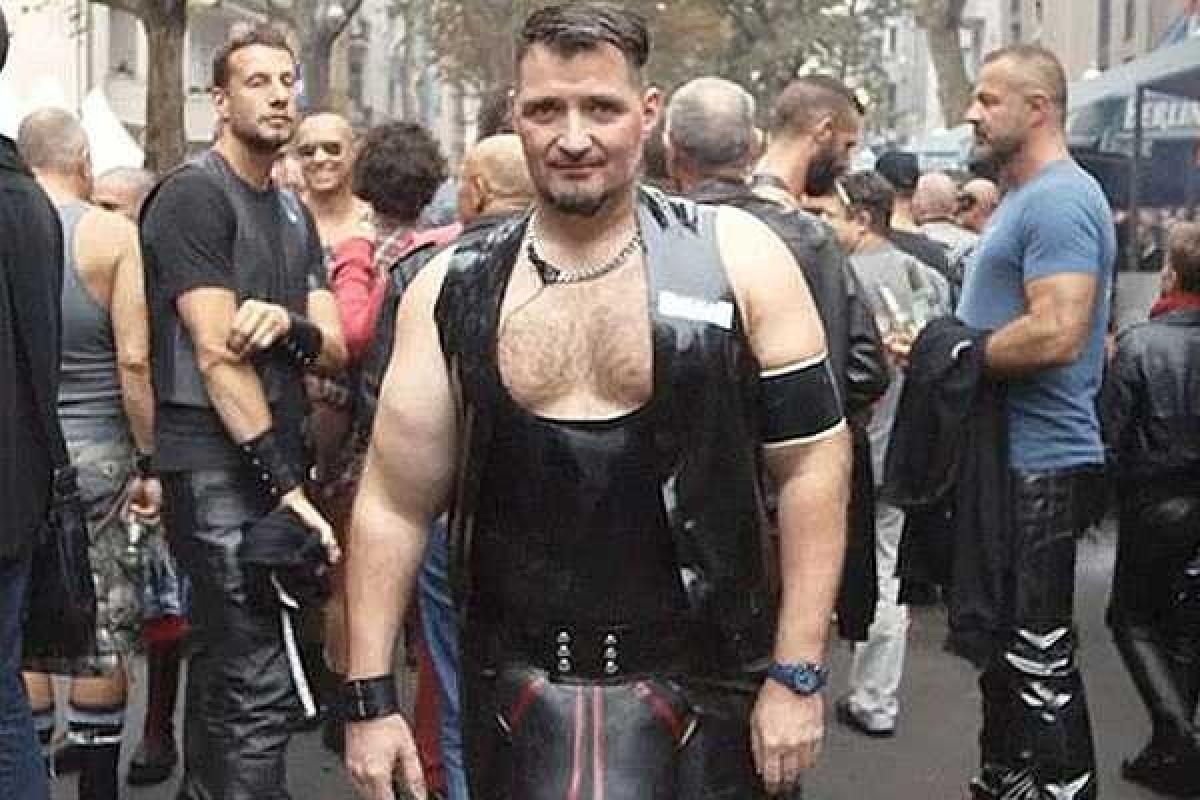 Житель Берлина с огромным пенисом не может заниматься сексом Житель Берлина с огромным пенисом не может заниматься сексом