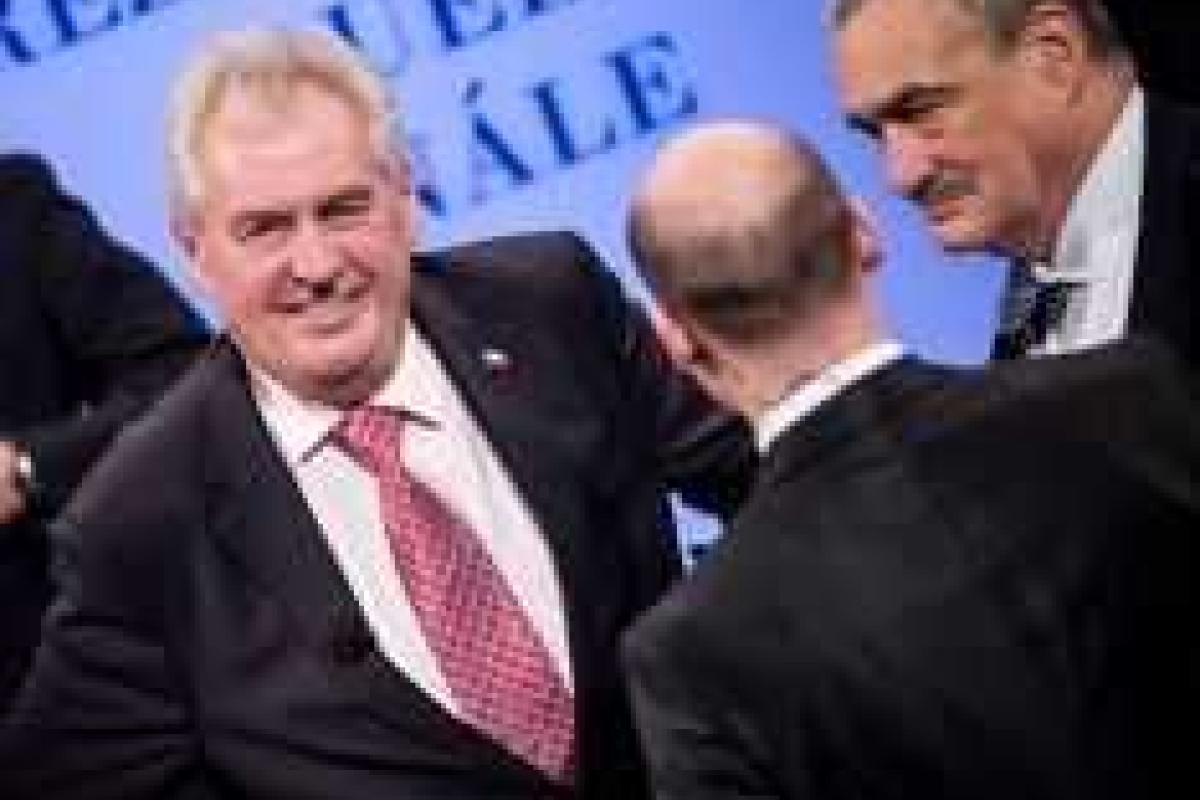 Сенат Чехии принял петицию об отставке президента Земана за "предательство интересов родины" Сенат Чехии принял петицию об отставке президента Земана за "предательство интересов родины"