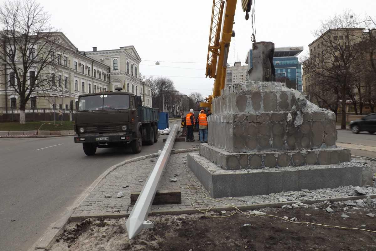Стела в Харькове демонтирована и скоро вернется на постамент