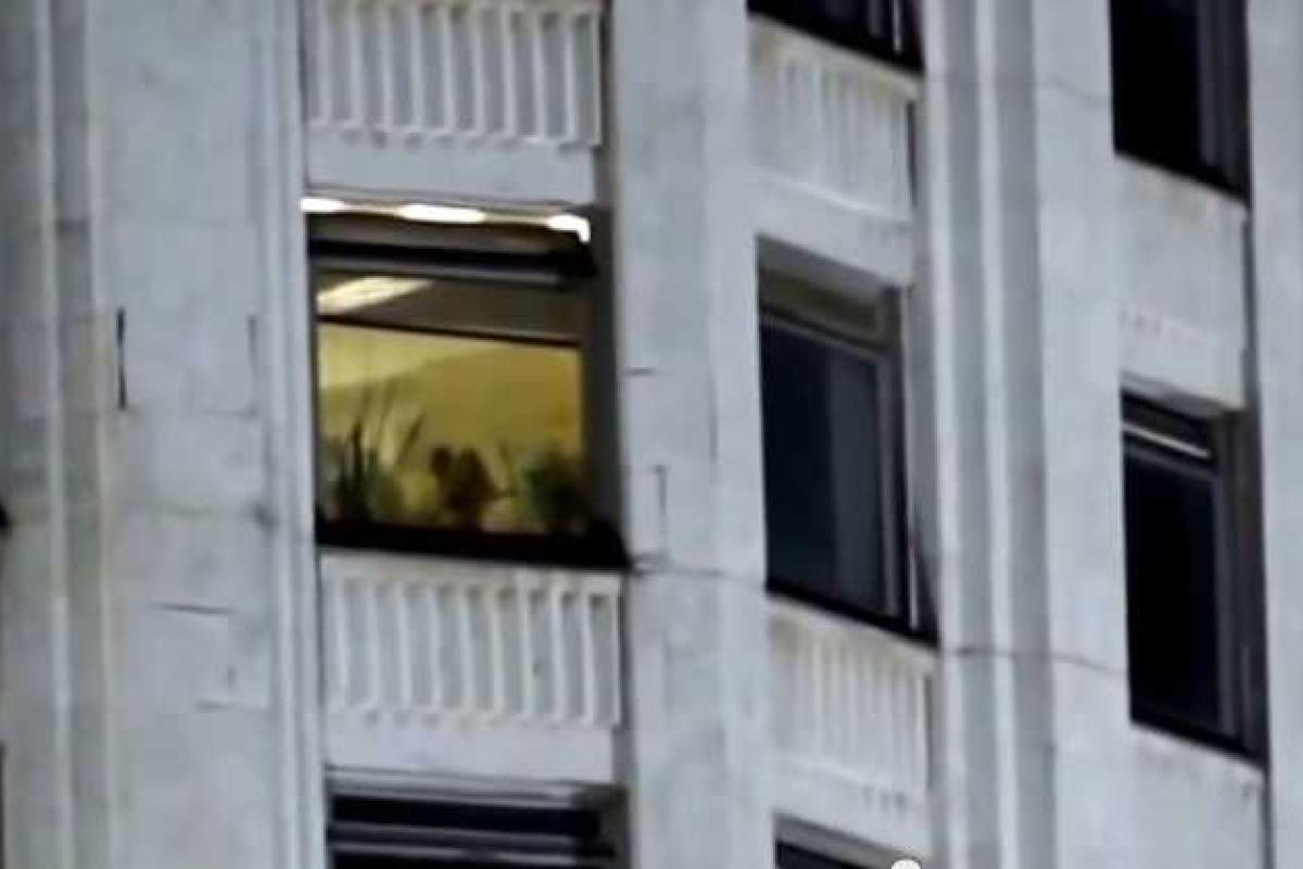 В доме правительства РФ сняли откровенную любовную сцену (18+)