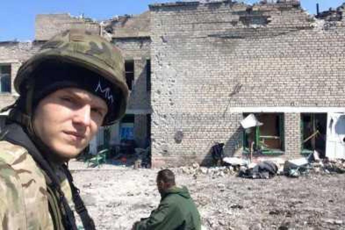 Руфер Мустанг, раскрасивший кремлевскую звезду в Москве в желто-голубой цвет, воюет под Мариуполем