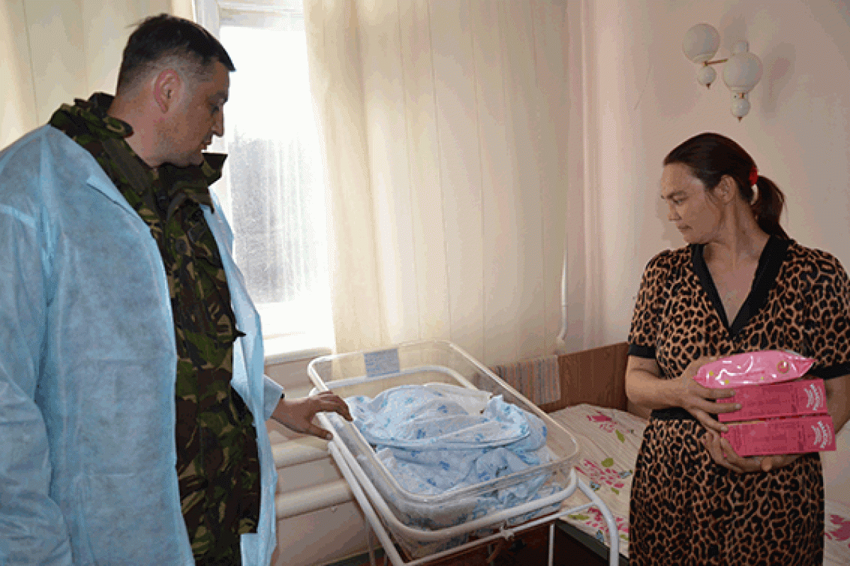 На Луганщине новорожденного назвали в честь милиционера На Луганщине новорожденного назвали в честь милиционера