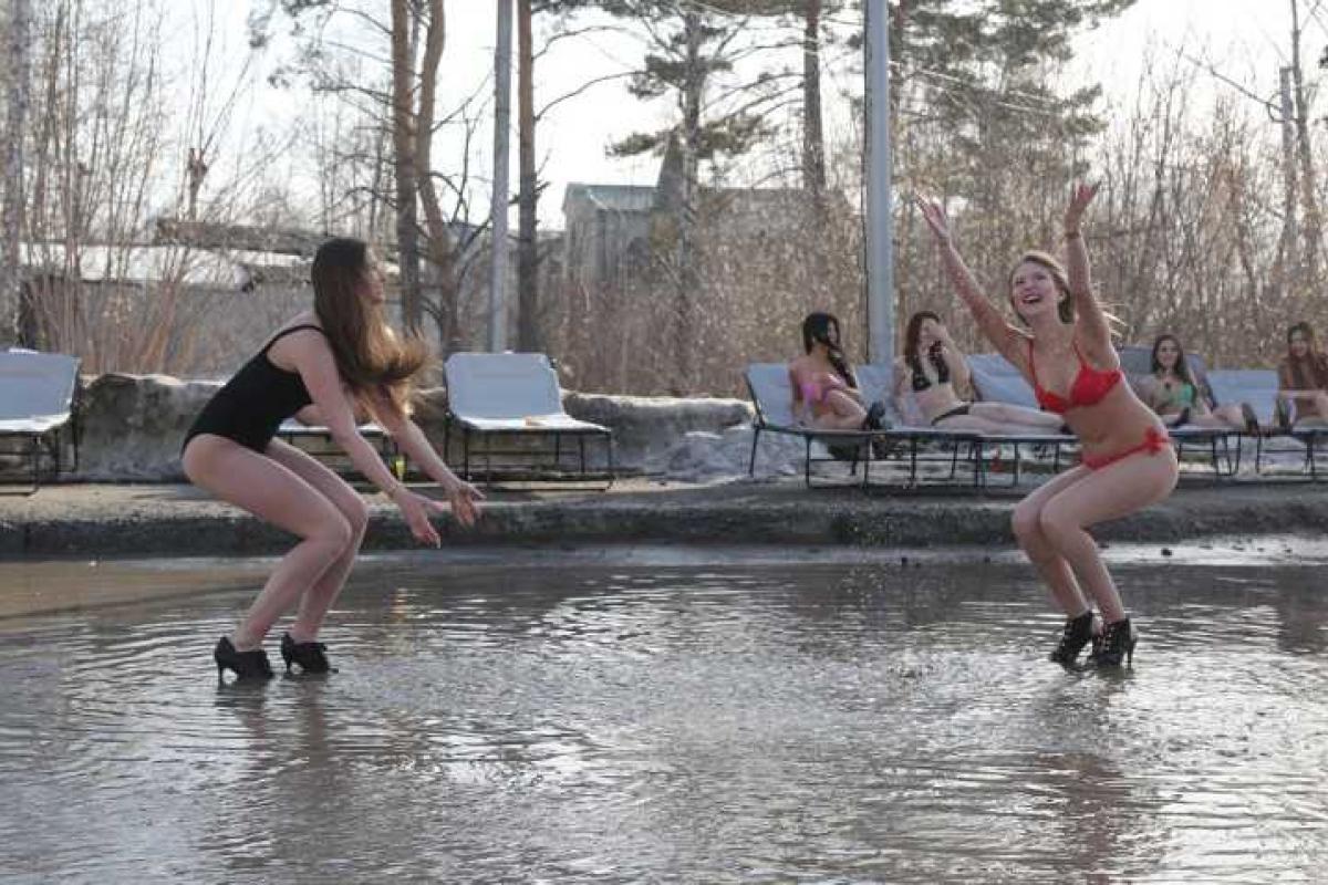 Жительницы Новосибирска разделись в знак протеста против ужасного качества городских дорог