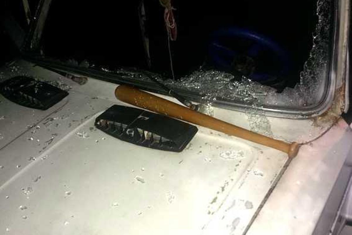В Берегово двое пьяных молодых людей избили битой посетителя бара В Берегово двое пьяных молодых людей избили битой посетителя бара