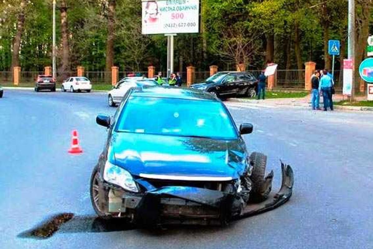 В Виннице не разминулись две иномарки В Виннице не разминулись две иномарки