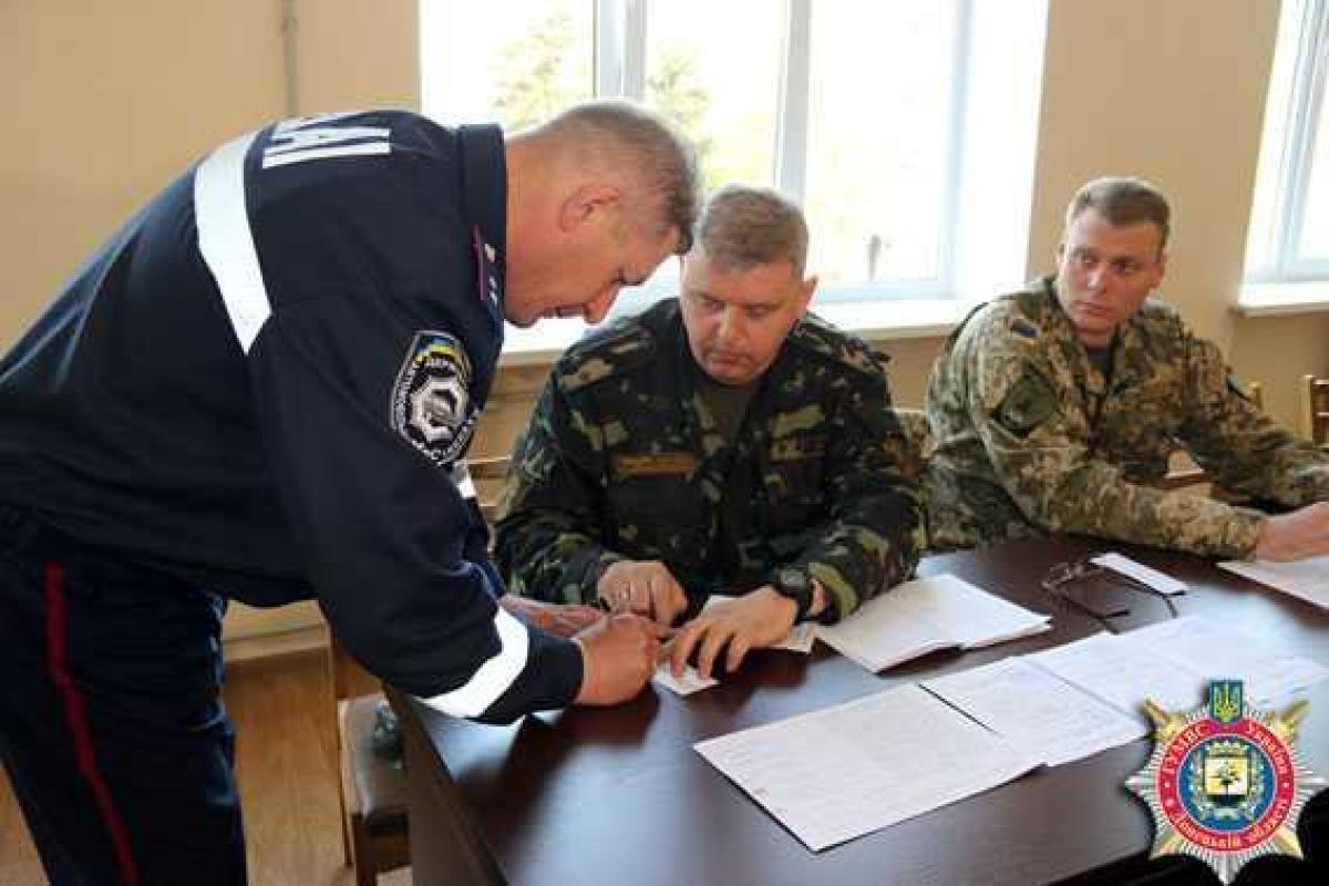 Милиционеры Донетчины, которые уволились из органов, получили повестки в военкоматы Милиционеры Донетчины, которые уволились из органов, получили повестки в военкоматы