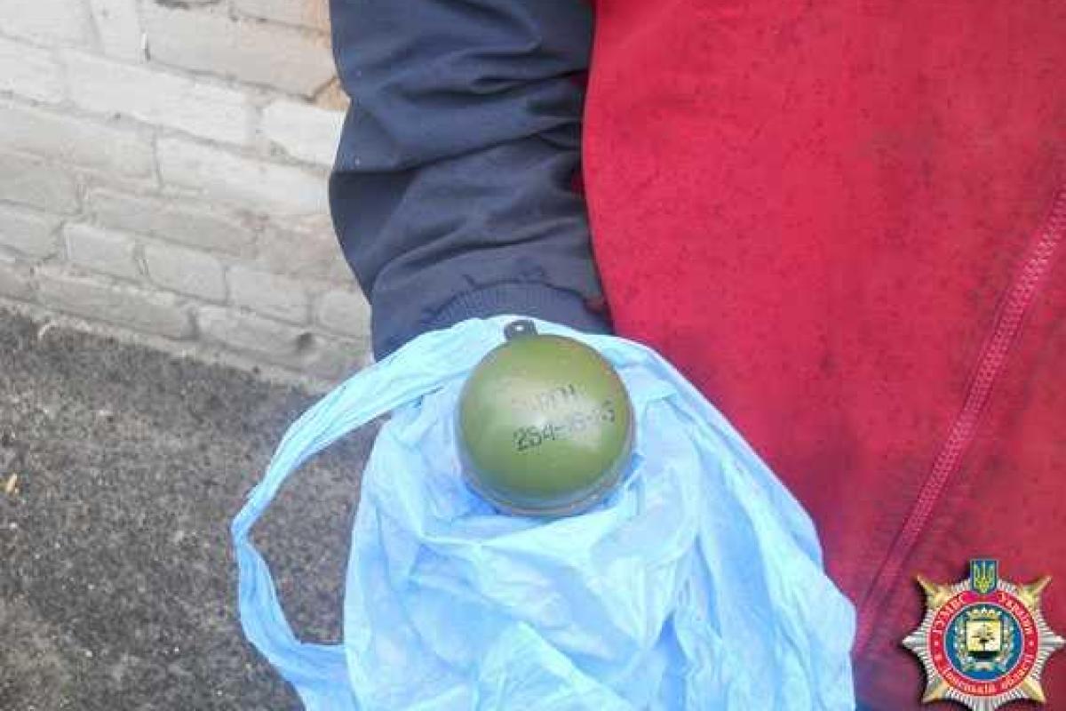 В Волновахе местный житель гулял по улице с гранатой В Волновахе местный житель гулял по улице с гранатой