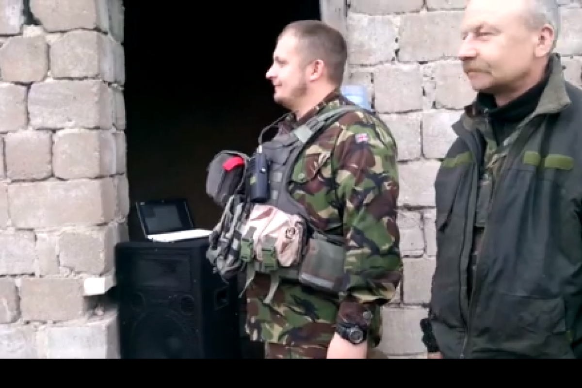 Украинские силовики "пытают" боевиков гимном Украины Украинские силовики "пытают" боевиков гимном Украины