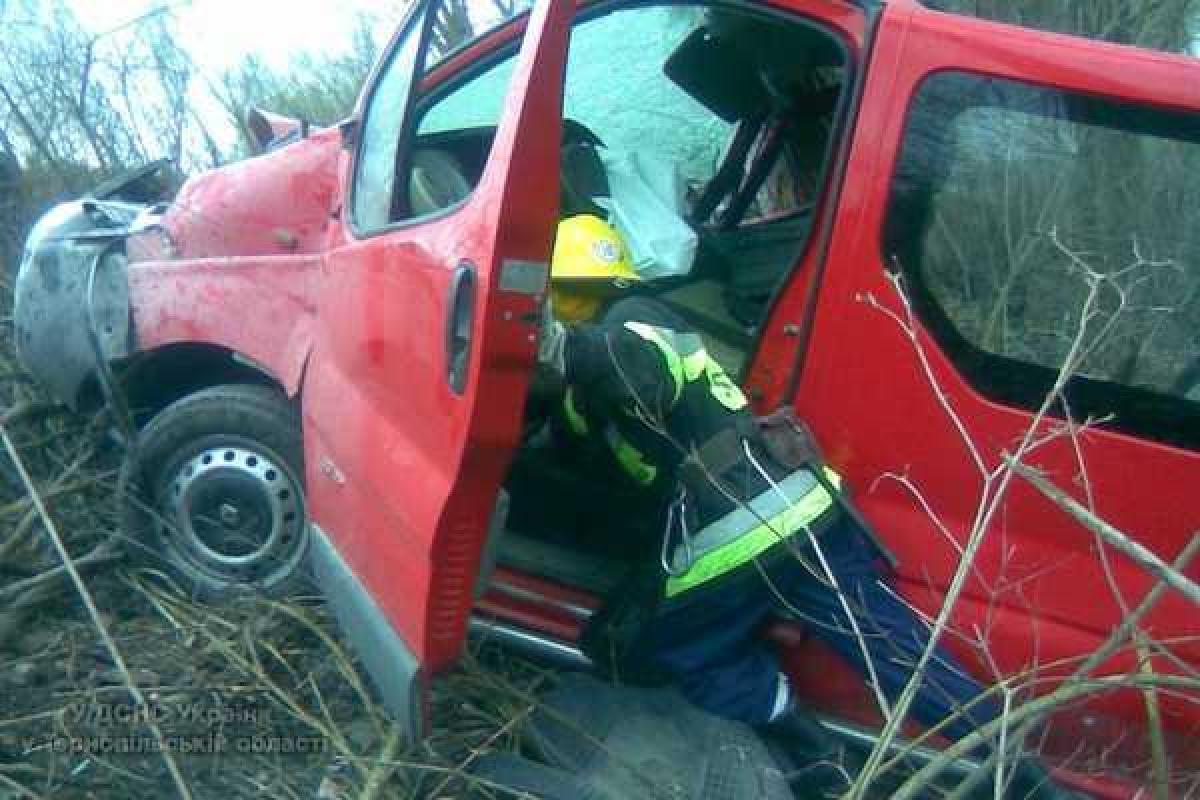 На Тернопольщине авто врезалось в электроопору, 3 человека травмированы На Тернопольщине авто врезалось в электроопору, 3 человека травмированы