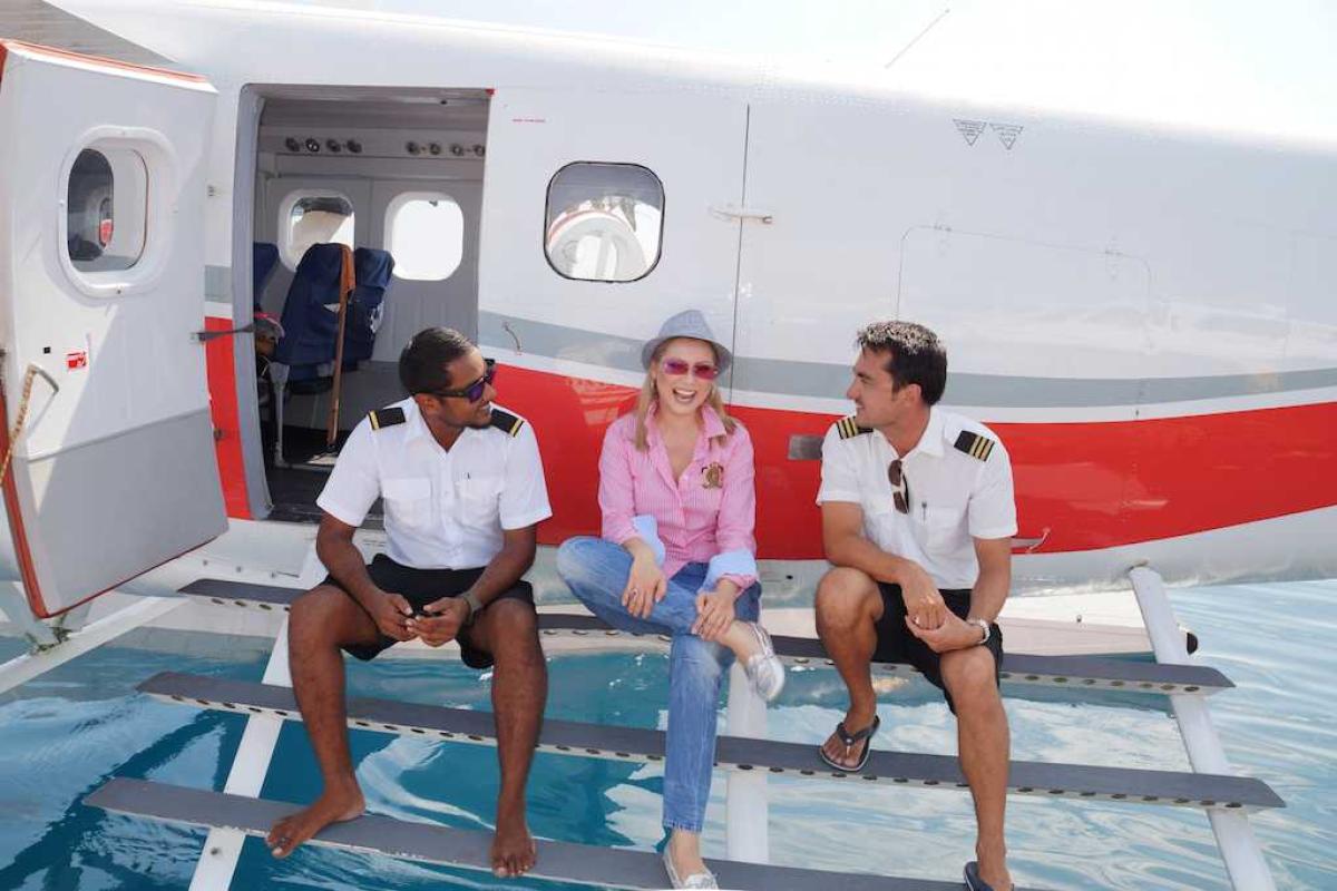 Лена Ленина на Мальдивах учится водить гидросамолет Лена Ленина на Мальдивах учится водить гидросамолет