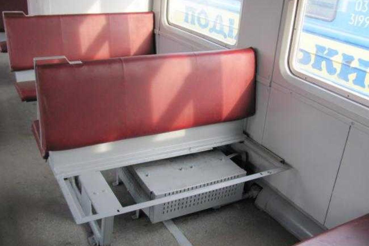 Вандалы изуродовали вагоны только что отремонтированного электропоезда и украли сиденья