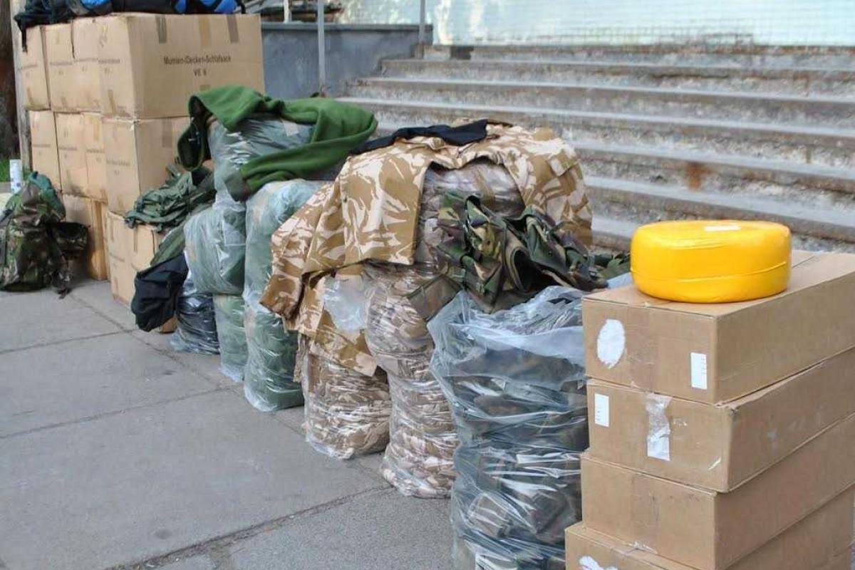 Представители диаспоры Канады вместе с украинскими волонтерами передали помощь военным Представители диаспоры Канады вместе с украинскими волонтерами передали помощь военным