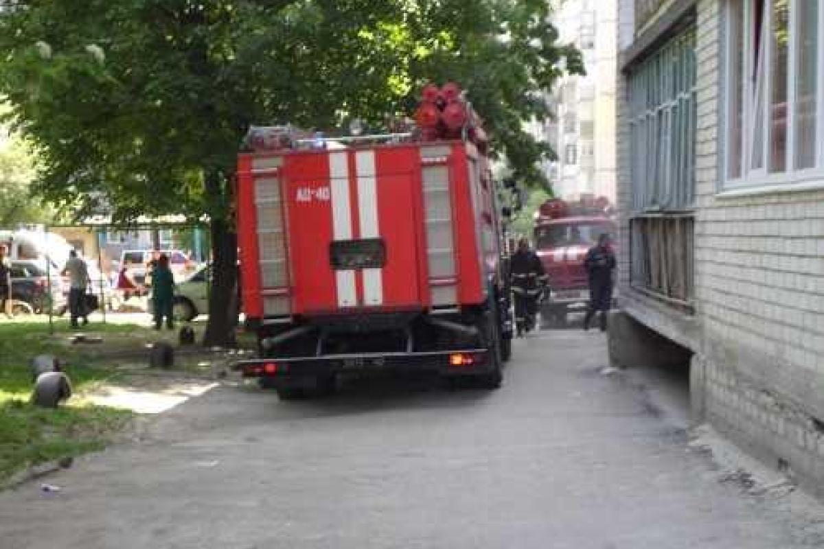 Во время тушения пожара в ровенской многоэтажке пожарные спасли хозяина квартиры и эвакуировали 9 человек