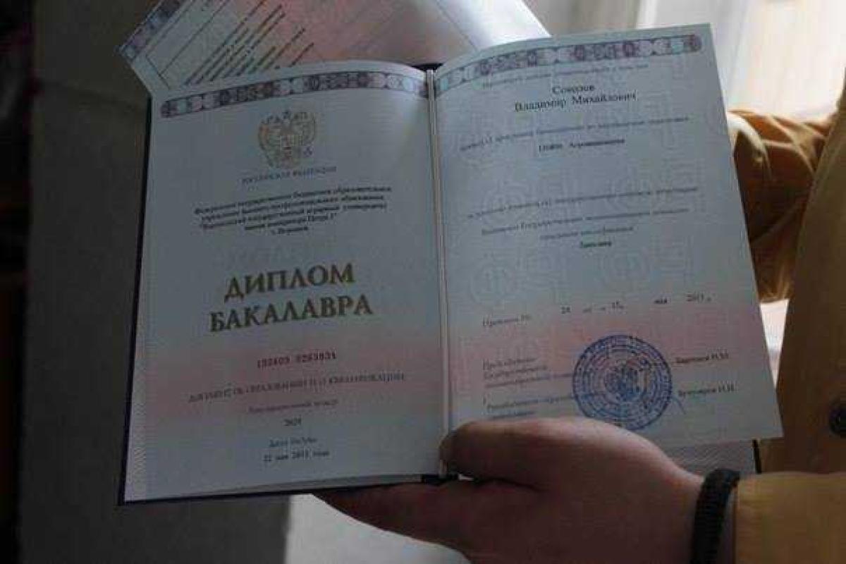 Выпускникам захваченного боевиками Луганского аграрного национального университета выдали российские дипломы Выпускникам захваченного боевиками Луганского аграрного национального университета выдали российские дипломы