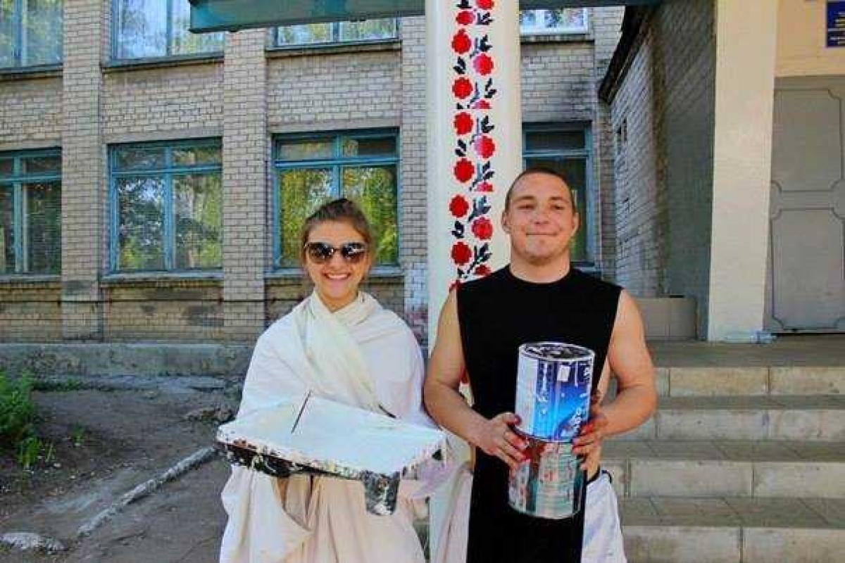 В Лисичанске ко Дню вышиванки учащиеся украсили свою школу украинскими узорами В Лисичанске ко Дню вышиванки учащиеся украсили свою школу украинскими узорами