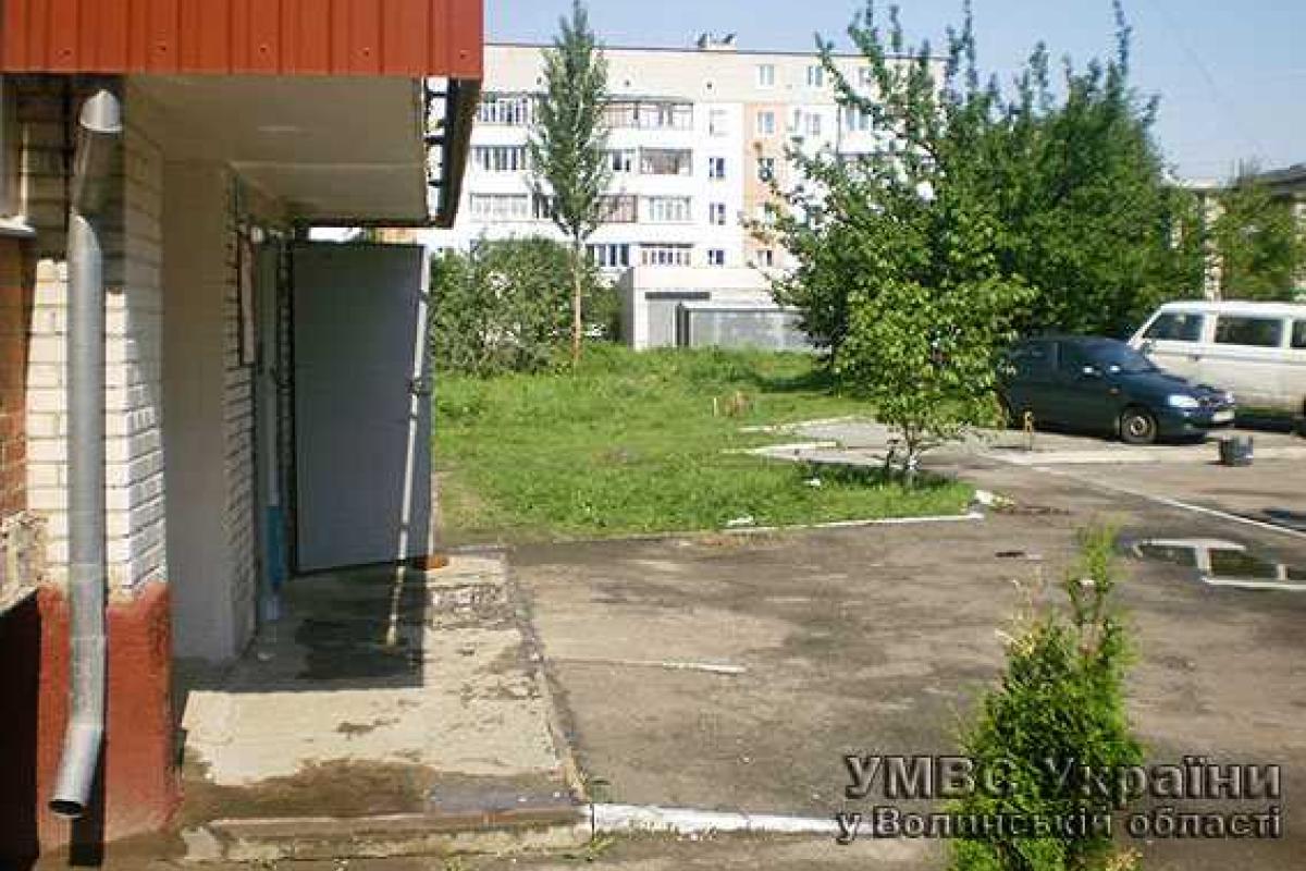 Двое мужчин угрожая ножом напали на волынянина в подъезде