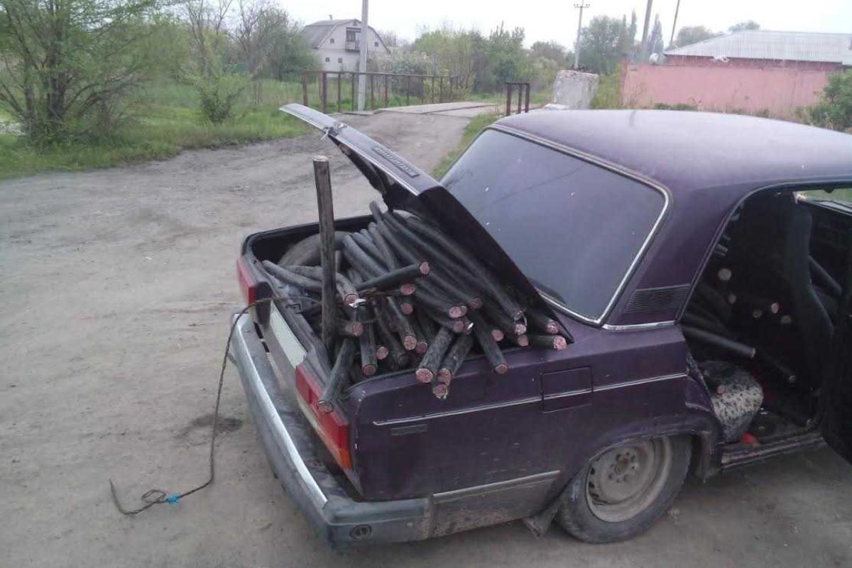 В Новомосковске госохранники задержали воров телефонного провода В Новомосковске госохранники задержали воров телефонного провода