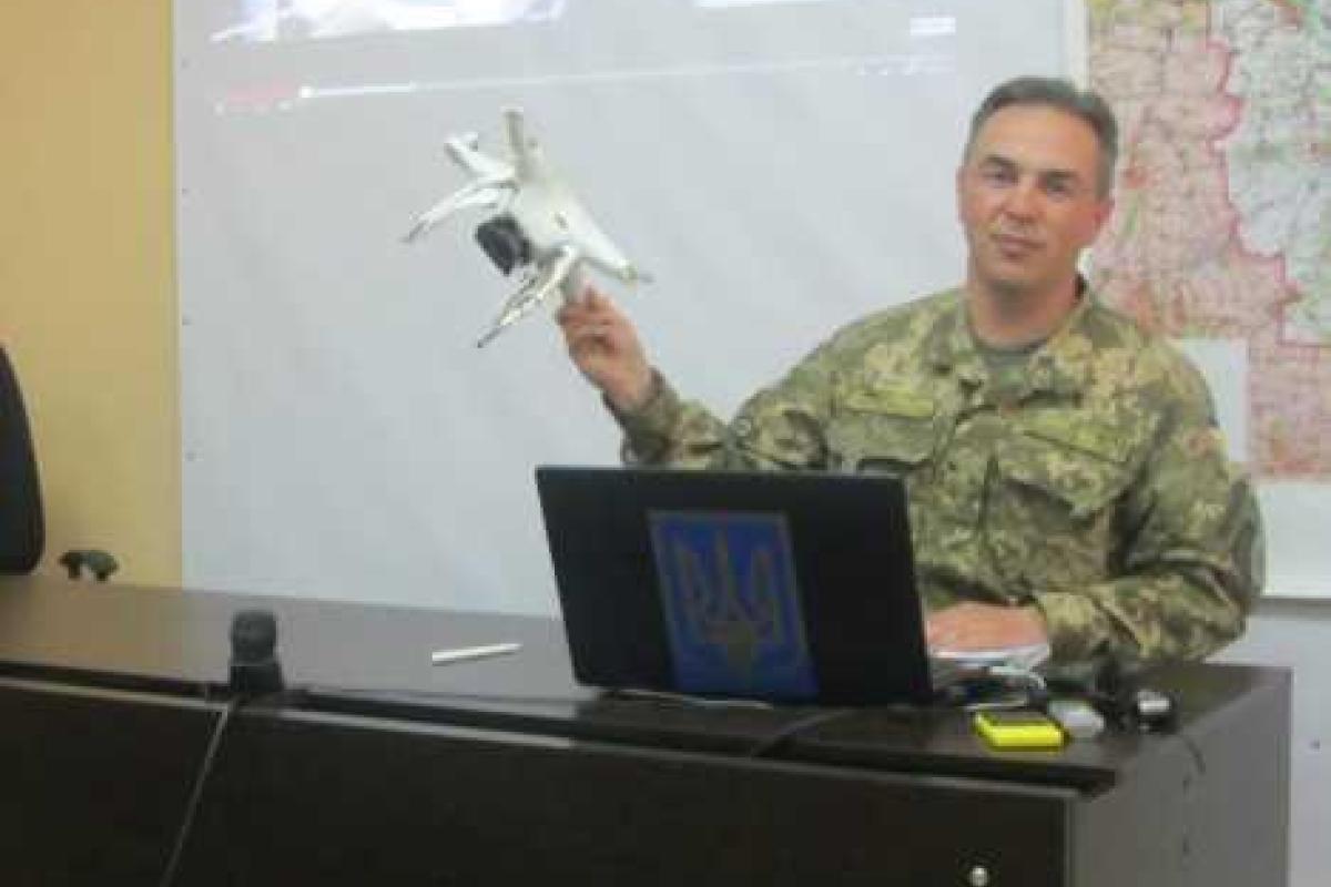 Ткачук продемонстрировал сбитый военными трофей 