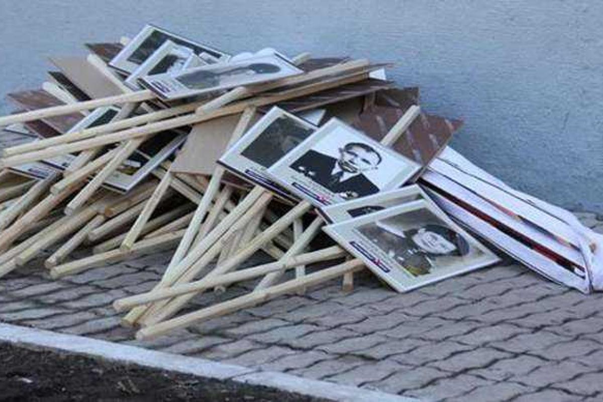 Россияне выбросили портреты ветеранов на улице сразу после шествия «Бессмертный полк»