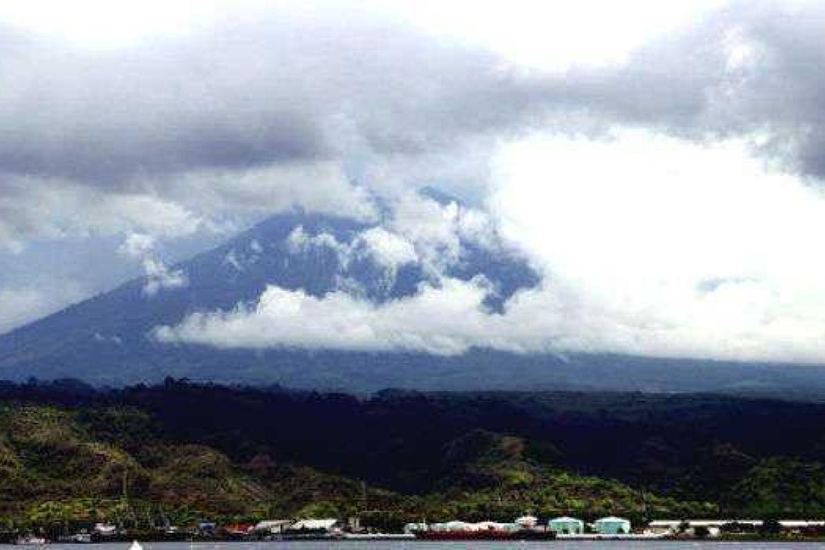 Пытаясь сделать селфи на обрыве скалы, погиб сингапурец Пытаясь сделать селфи на обрыве скалы, погиб сингапурец