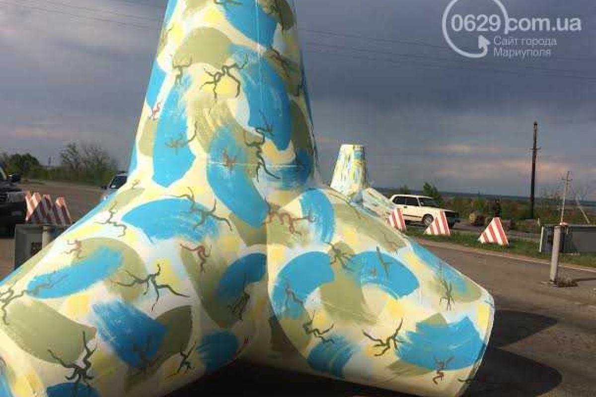 Под Мариуполем трассу украсили патриотические тетраподы