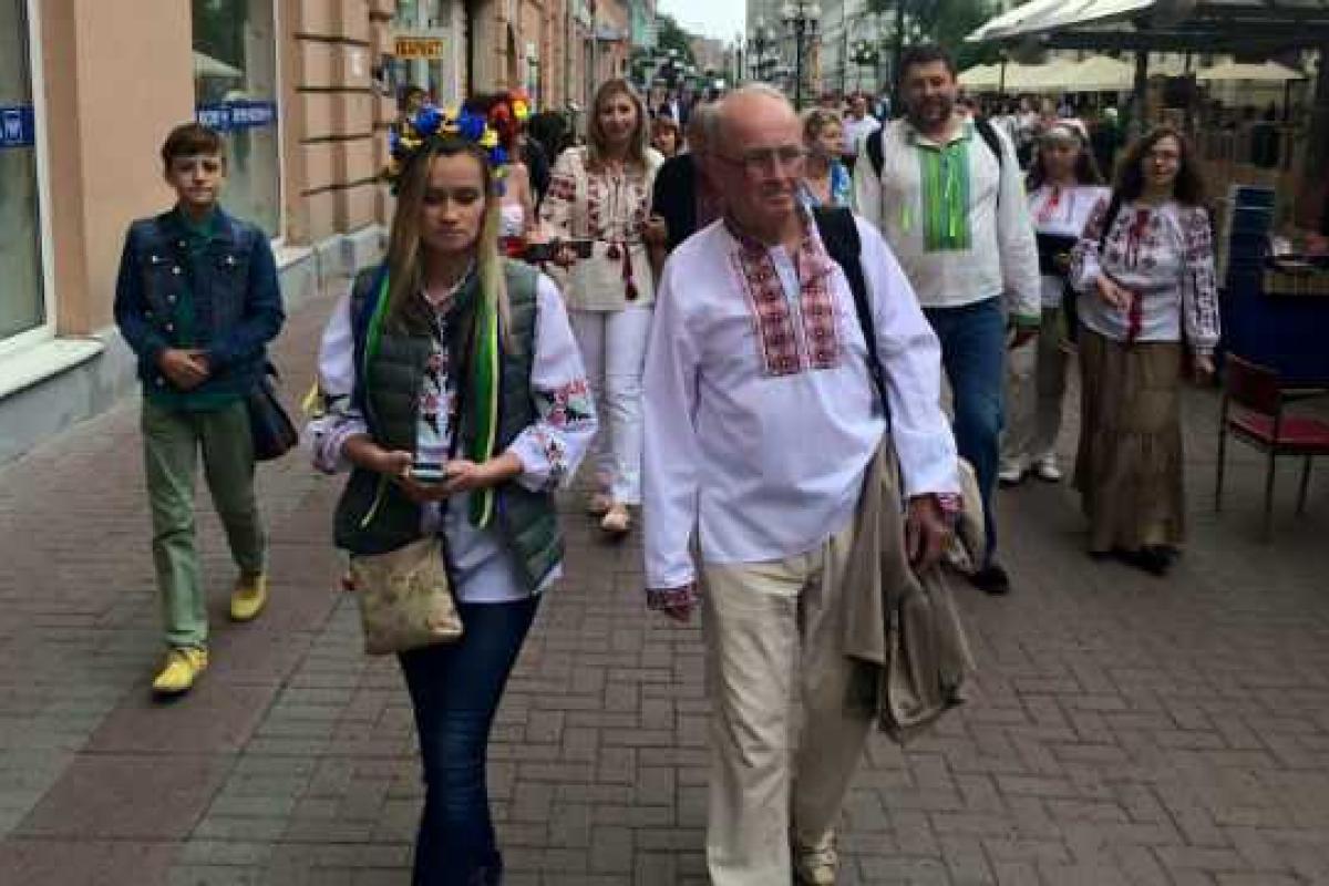 В Москве прошел мини-парад вышиванок В Москве прошел мини-парад вышиванок