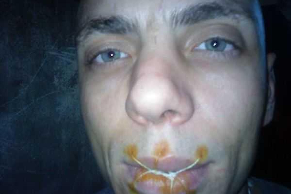 Заключенные в Ужгороде зашили себе рты