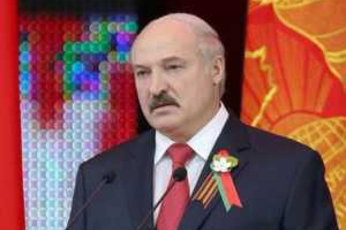 Лукашенко одел одновременно георгиевскую и яблочную ленту Лукашенко одел одновременно георгиевскую и яблочную ленту