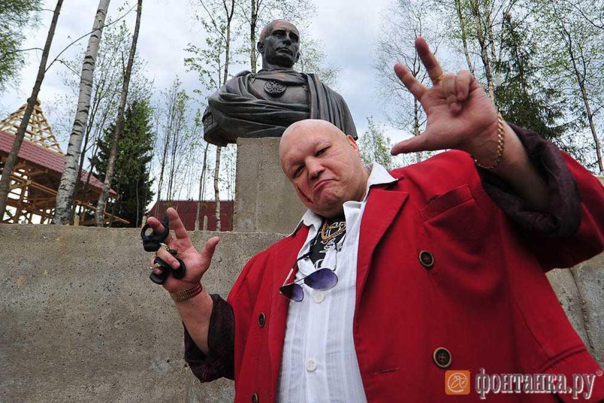 В Петербурге казаки установили памятник президенту России