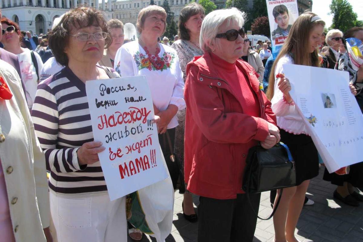 Около 200 человек в Киеве поздравили Савченко с Днем рождения Около 200 человек в Киеве поздравили Савченко с Днем рождения