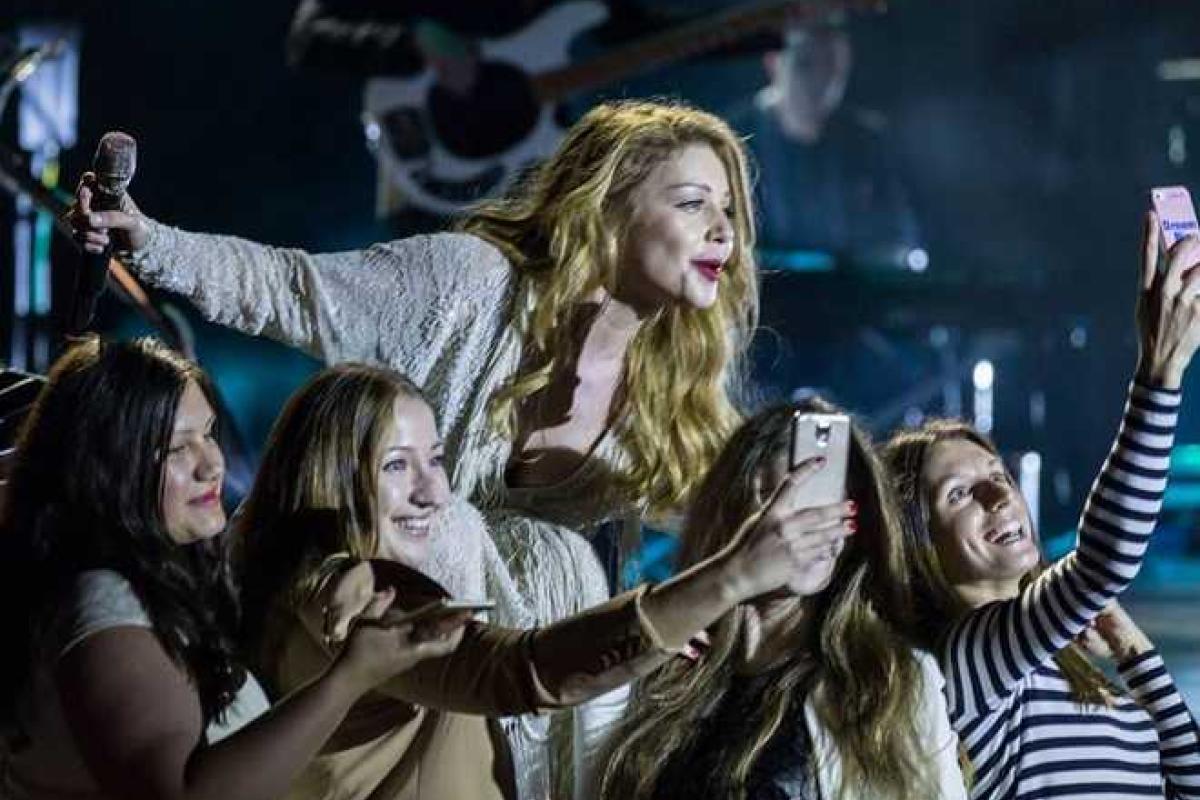 Тина Кароль на концерте в Америке собрала поклонников в вышиванках Тина Кароль на концерте в Америке собрала поклонников в вышиванках