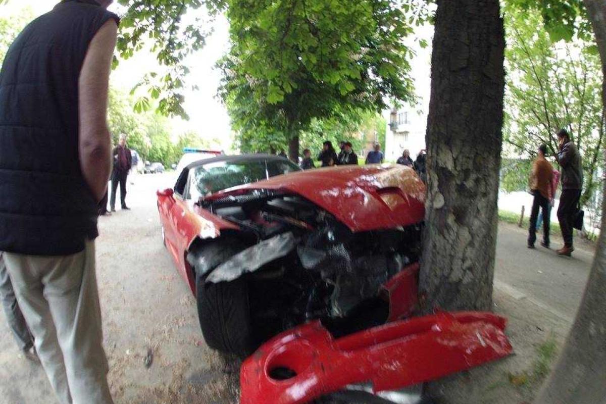 В столице элитное авто врезалось в каштан В столице элитное авто врезалось в каштан