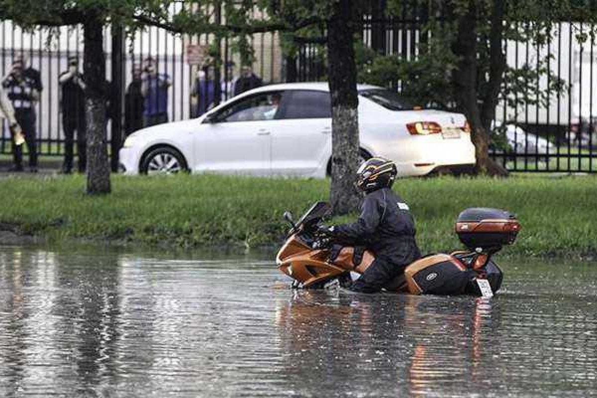 В Москве мощный ливень затопил улицы