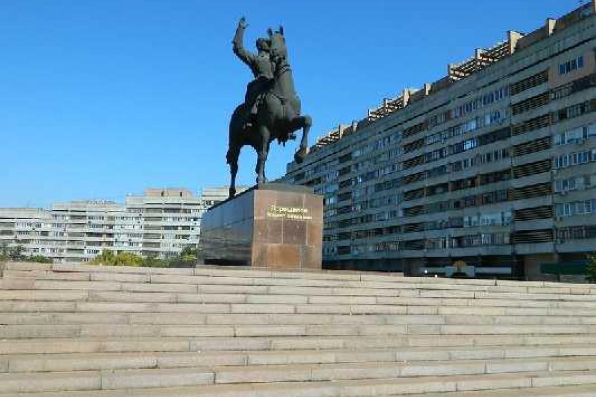 В Северодонецке журналист из Прикарпатья и военный пытались повалить памятник В Северодонецке журналист из Прикарпатья и военный пытались повалить памятник