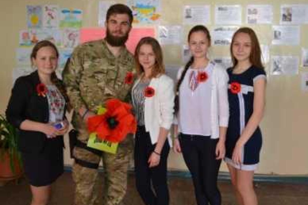 В Мариуполе школьники вручали военным маки В Мариуполе школьники вручали военным маки