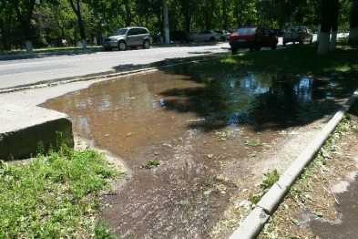 В Мариуполе питьевая вода затопила проспект Нахимова В Мариуполе питьевая вода затопила проспект Нахимова