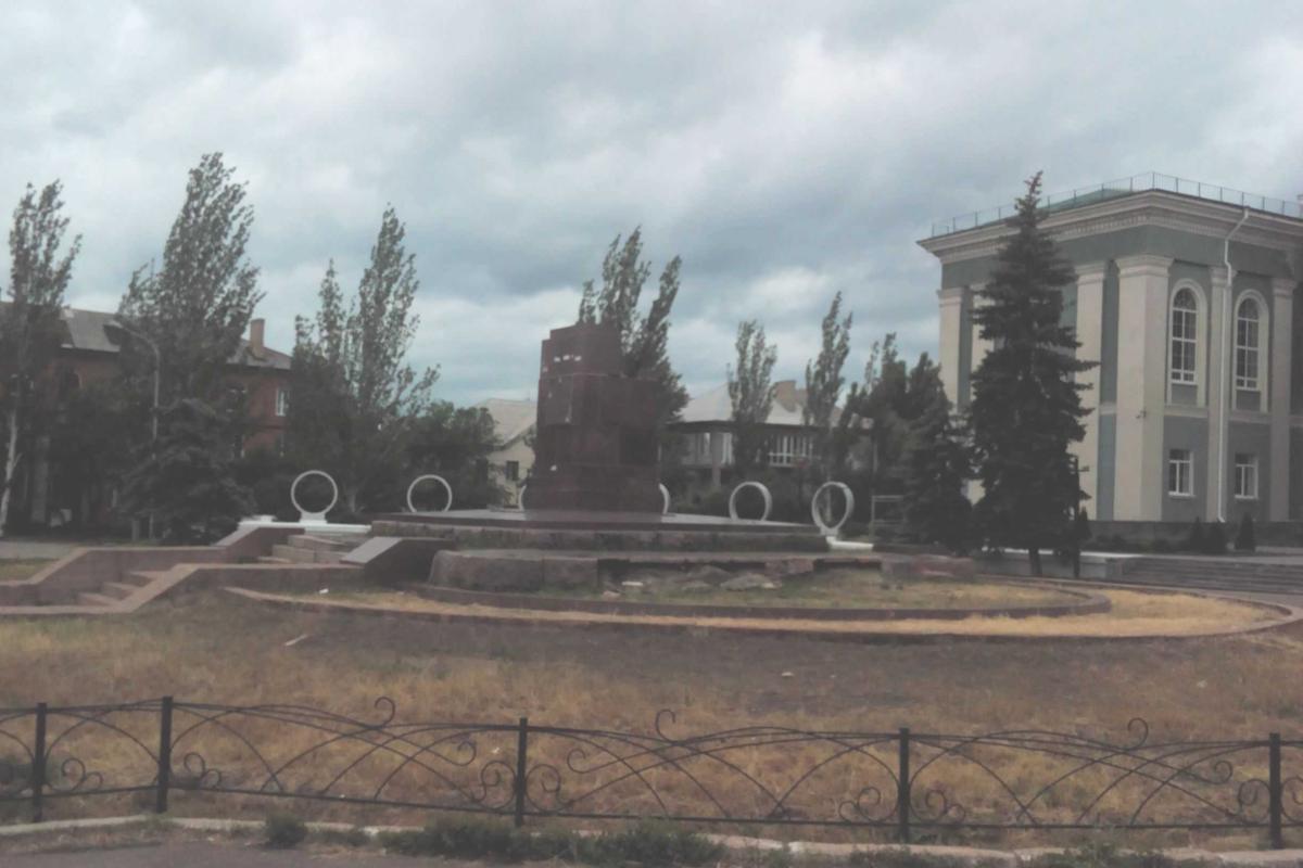 В Северодонецке возле здания горсовета украли флаг Украины В Северодонецке возле здания горсовета украли флаг Украины
