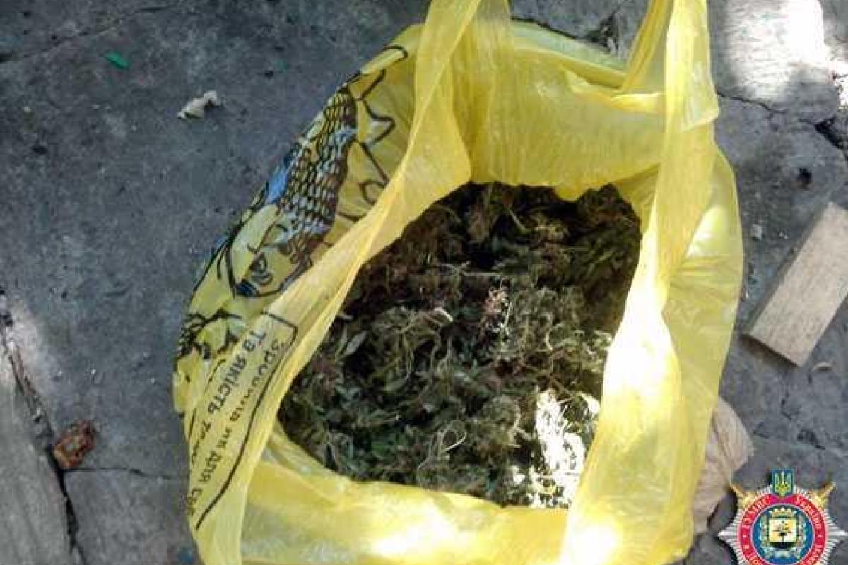 Правоохранители изъяли у донетчанина пакет конопли