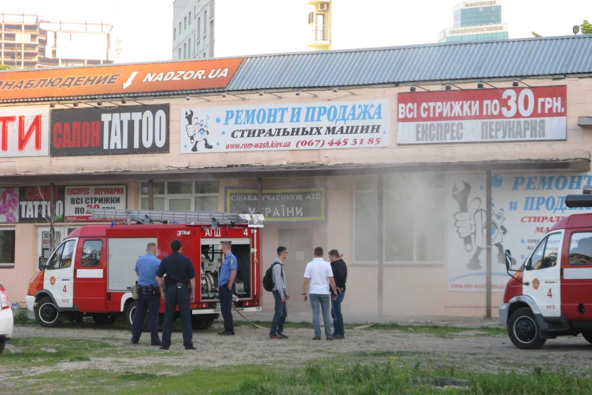 В Киеве подожгли офис волонтеров, помогающих армии В Киеве подожгли офис волонтеров, помогающих армии