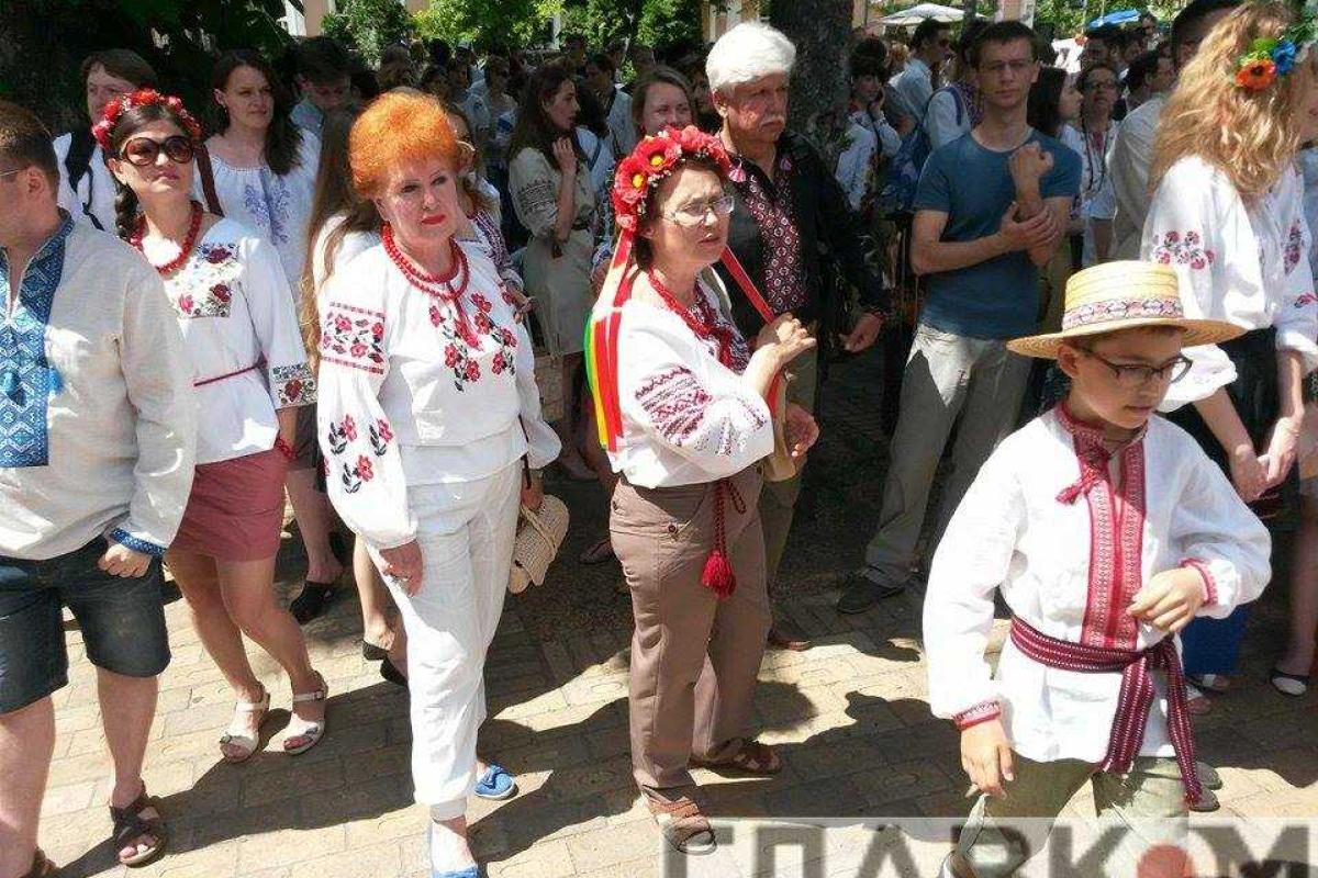 По центру Киева тысячи жителей прошлись в вышиванках По центру Киева тысячи жителей прошлись в вышиванках