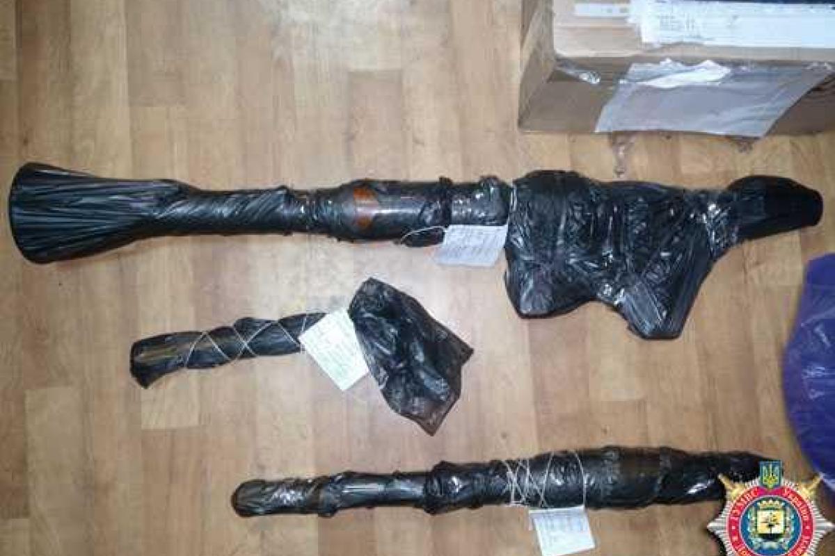 В ходе патрулирования лесополосы на Донетчине был обнаружен арсенал оружия и взрывчатки