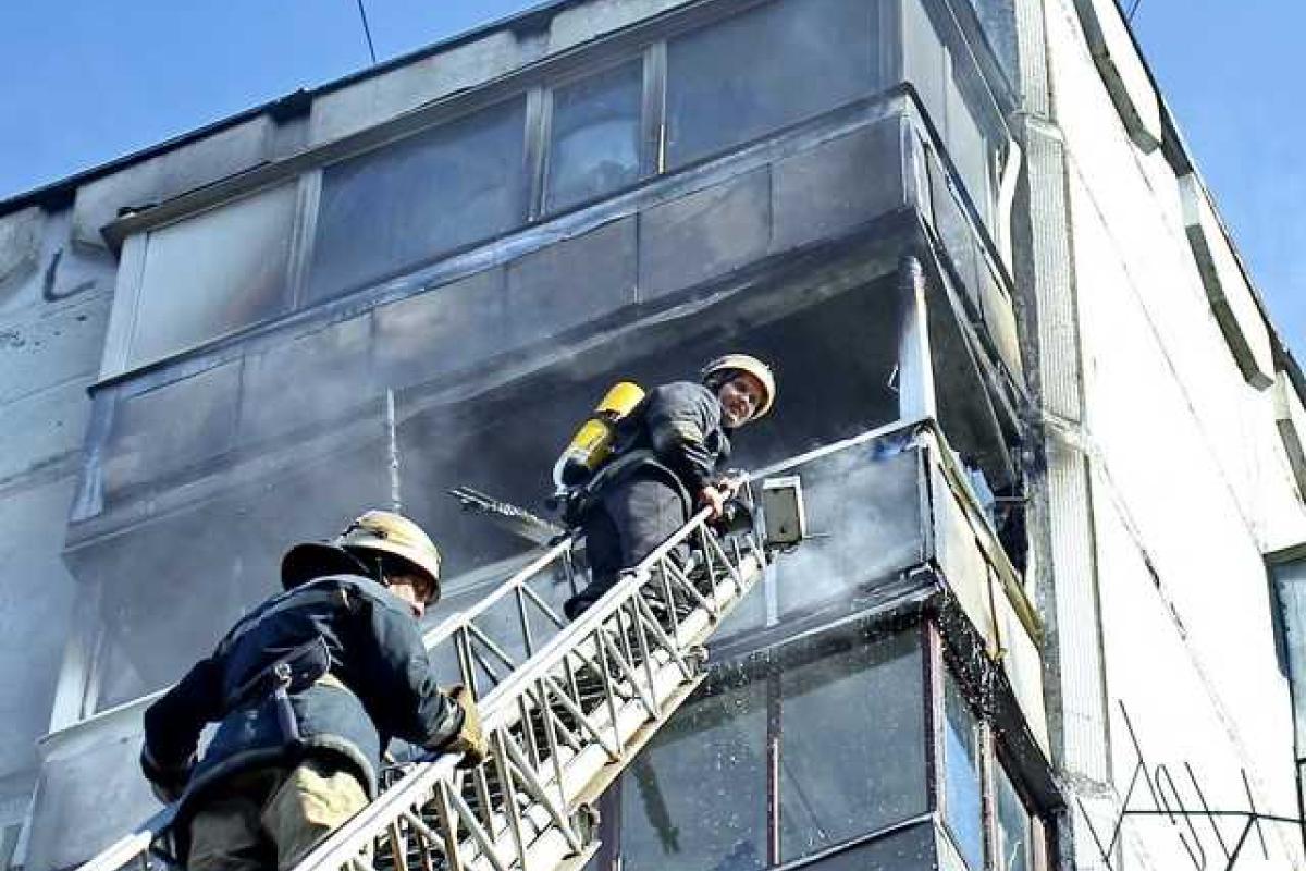 На Черниговщине пожарные ликвидировали пожар на балконе 8 этажа На Черниговщине пожарные ликвидировали пожар на балконе 8 этажа