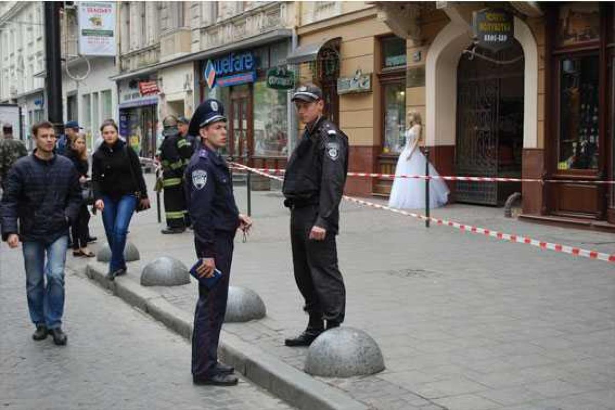 Во Львове "заминировали" три магазина Во Львове "заминировали" три магазина