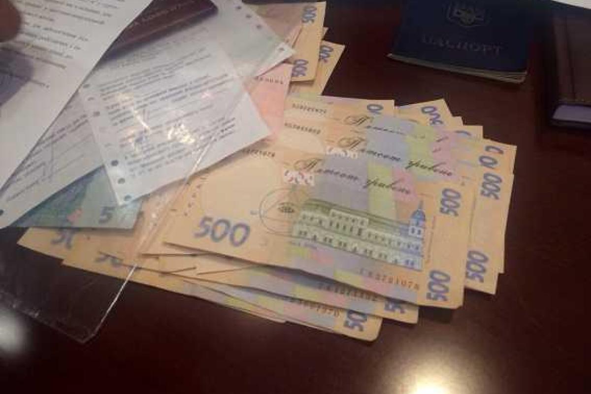 В Киеве задержали группу чиновников-взяточников В Киеве задержали группу чиновников-взяточников